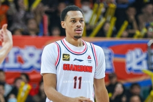 疯狂打铁贝兹利半场9中1&三分4中0 仅得7分3板1断1帽